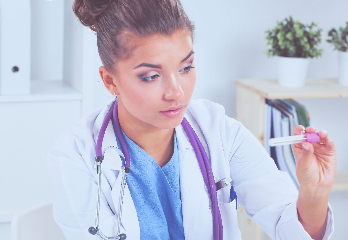 Avcılar'da fetal DNA testi öncesi uzman doktor danışmanlığı alan hamile kadın muayenesi