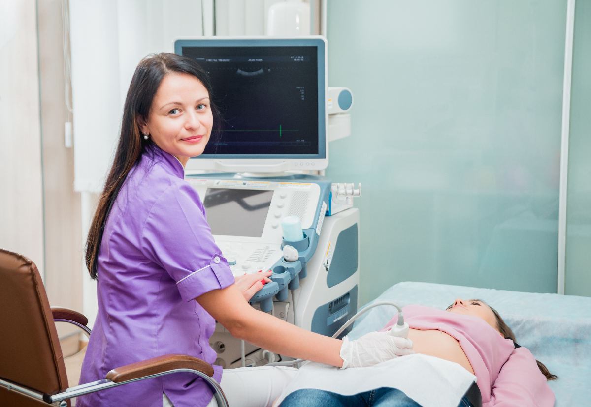 Beylikdüzü perinatoloji kliniğinde detaylı ultrasonografi ve riskli gebelik muayenesi yapan uzman doktor.
